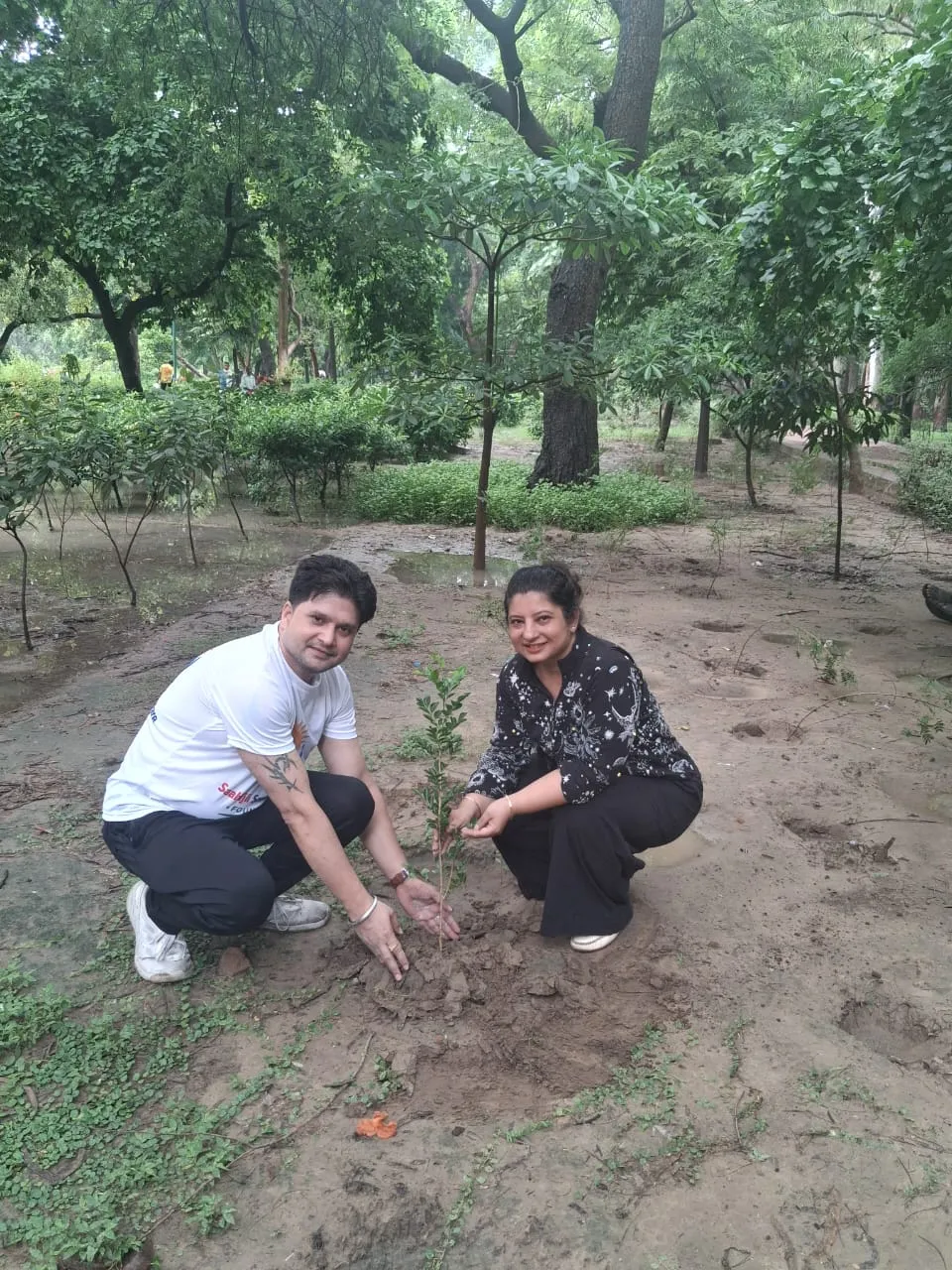 Two Semarpan participants planting a sapling in a park